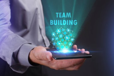 İş, teknoloji, Internet ve ağ kavramı. Geleceğin sanal bir ekranda çalışan genç bir girişimci ve yazıt görür: takım bina