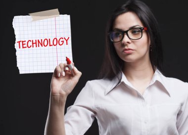 Pazarlama, teknoloji, Internet ve ağ kavramı. İş için önemli olan genç bir işadamı gösterir: teknoloji