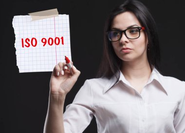 Pazarlama, teknoloji, Internet ve ağ kavramı. İş için önemli olan genç bir işadamı gösterir: ISO 9001