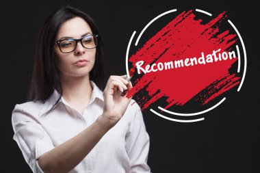 Pazarlama, teknoloji, Internet ve ağ kavramı. İş için önemli olan genç bir işadamı gösterir: öneri