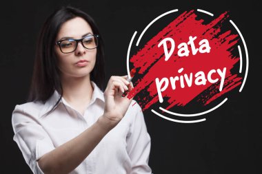 Pazarlama, teknoloji, Internet ve ağ kavramı. İş için önemli olan genç bir işadamı gösterir: veri gizliliği