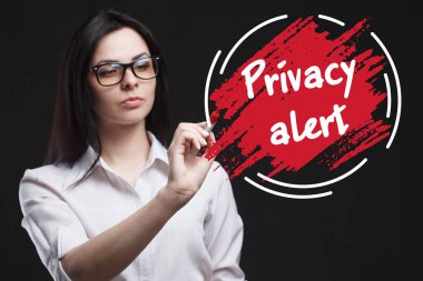 Pazarlama, teknoloji, Internet ve ağ kavramı. İş için önemli olan genç bir işadamı gösterir: Gizlilik Uyarısı