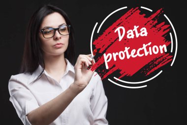 Pazarlama, teknoloji, Internet ve ağ kavramı. İş için önemli olan genç bir işadamı gösterir: veri koruma