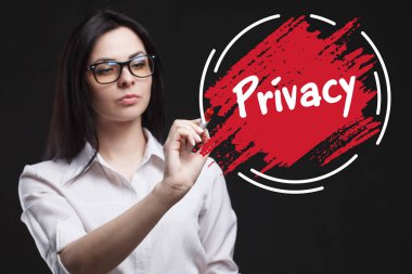 Pazarlama, teknoloji, Internet ve ağ kavramı. İş için önemli olan genç bir işadamı gösterir: gizlilik