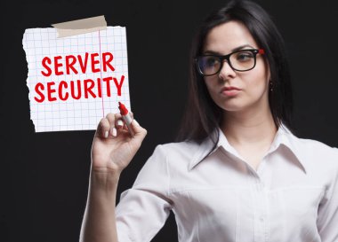 Pazarlama, teknoloji, Internet ve ağ kavramı. İş için önemli olan genç bir işadamı gösterir: sunucu güvenlik