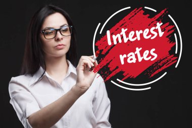 Pazarlama, teknoloji, Internet ve ağ kavramı. İş için önemli olan genç bir işadamı gösterir: faiz oranları