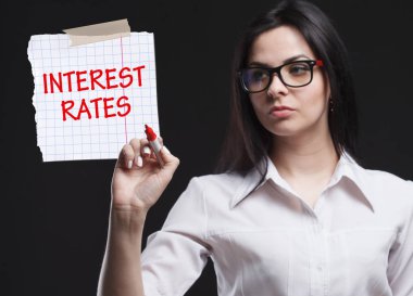 Pazarlama, teknoloji, Internet ve ağ kavramı. İş için önemli olan genç bir işadamı gösterir: faiz oranları