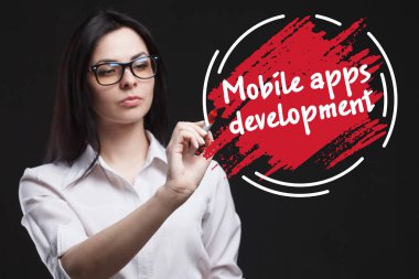 Pazarlama, teknoloji, Internet ve ağ kavramı. İş için önemli olan genç bir işadamı gösterir: mobil uygulamaları geliştirme
