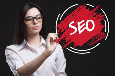 Pazarlama, teknoloji, Internet ve ağ kavramı. İş için önemli olan genç bir işadamı gösterir: Seo