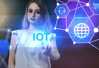 İş, teknoloji, Internet ve ağ kavramı. Geleceğin sanal bir ekranda çalışan genç bir girişimci ve yazıt görür: çok