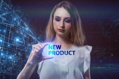 İş, teknoloji, Internet ve ağ kavramı. Geleceğin sanal bir ekranda çalışan genç bir girişimci ve yazıt görür: yeni ürün