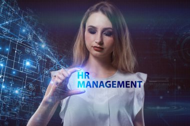 İş, teknoloji, Internet ve ağ kavramı. Geleceğin sanal bir ekranda çalışan genç bir girişimci ve yazıt görür: İK yönetimi