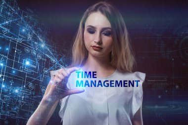 İş, teknoloji, Internet ve ağ kavramı. Geleceğin sanal bir ekranda çalışan genç bir girişimci ve yazıt görür: zaman yönetimi