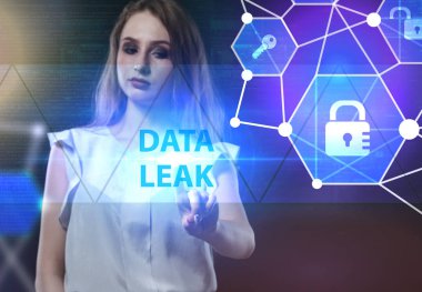 İş, teknoloji, Internet ve ağ kavramı. Geleceğin sanal bir ekranda çalışan genç bir girişimci ve yazıt görür: veri sızıntısı