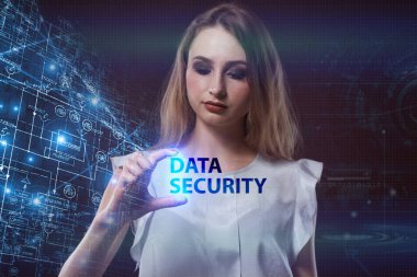 İş, teknoloji, Internet ve ağ kavramı. Geleceğin sanal bir ekranda çalışan genç bir girişimci ve yazıt görür: veri güvenliği