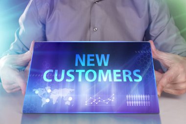 İş, teknoloji, Internet ve ağ kavramı. Geleceğin sanal bir ekranda çalışan genç bir girişimci ve yazıt görür: yeni müşteriler