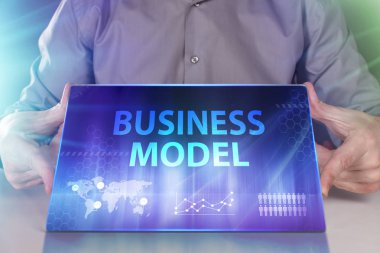 İş, teknoloji, Internet ve ağ kavramı. Geleceğin sanal bir ekranda çalışan genç bir girişimci ve yazıt görür: iş modeli