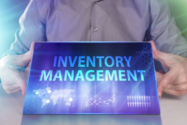 İş, teknoloji, Internet ve ağ kavramı. Geleceğin sanal bir ekranda çalışan genç bir girişimci ve yazıt görür: Stok Yönetimi