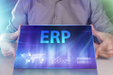 İş, teknoloji, Internet ve ağ kavramı. Geleceğin sanal bir ekranda çalışan genç bir girişimci ve yazıt görür: Erp