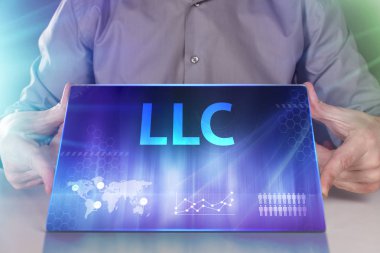 İş, teknoloji, Internet ve ağ kavramı. Geleceğin sanal bir ekranda çalışan genç bir girişimci ve yazıt görür: Llc