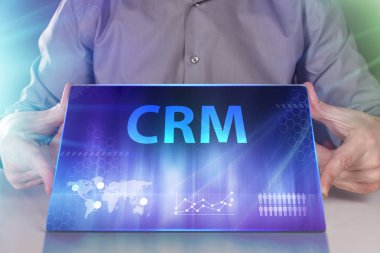 İş, teknoloji, Internet ve ağ kavramı. Geleceğin sanal bir ekranda çalışan genç bir girişimci ve yazıt görür: Crm