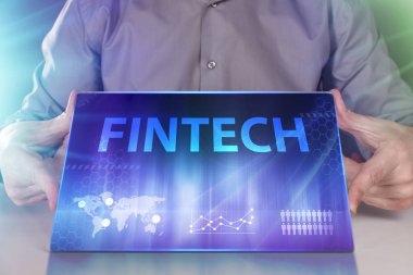 İş, teknoloji, Internet ve ağ kavramı. Geleceğin sanal bir ekranda çalışan genç bir girişimci ve yazıt görür: Fintech