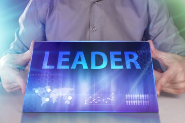 İş, teknoloji, Internet ve ağ kavramı. Geleceğin sanal bir ekranda çalışan genç bir girişimci ve yazıt görür: lider