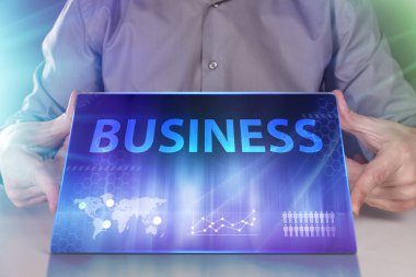 İş, teknoloji, Internet ve ağ kavramı. Geleceğin sanal bir ekranda çalışan genç bir girişimci ve yazıt görür: iş