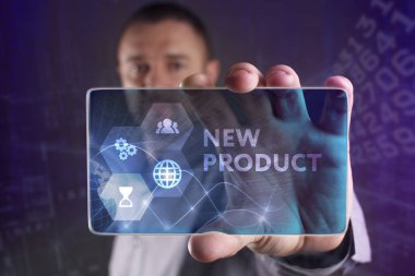 İş, teknoloji, Internet ve ağ kavramı. Geleceğin sanal bir ekranda çalışan genç bir girişimci ve yazıt görür: yeni ürün