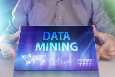 İş, teknoloji, Internet ve ağ kavramı. Geleceğin sanal bir ekranda çalışan genç bir girişimci ve yazıt görür: veri incelemesi