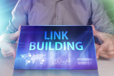 İş, teknoloji, Internet ve ağ kavramı. Geleceğin sanal bir ekranda çalışan genç bir girişimci ve yazıt görür: bağlantı bina