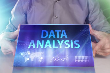 İş, teknoloji, Internet ve ağ kavramı. Geleceğin sanal bir ekranda çalışan genç bir girişimci ve yazıt görür: veri analizi