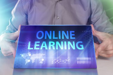 İş, teknoloji, Internet ve ağ kavramı. Geleceğin sanal bir ekranda çalışan genç bir girişimci ve yazıt görür: Online öğrenme
