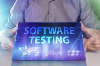 İş, teknoloji, Internet ve ağ kavramı. Geleceğin sanal bir ekranda çalışan genç bir girişimci ve yazıt görür: test yazılımı