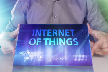 İş, teknoloji, Internet ve ağ kavramı. Geleceğin sanal bir ekranda çalışan genç bir girişimci ve yazıt görür: şeylerin Internet