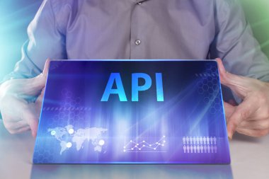 İş, teknoloji, Internet ve ağ kavramı. Geleceğin sanal bir ekranda çalışan genç bir girişimci ve yazıt görür: API
