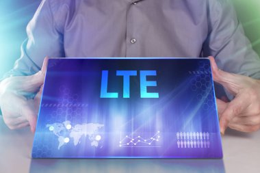 İş, teknoloji, Internet ve ağ kavramı. Geleceğin sanal bir ekranda çalışan genç bir girişimci ve yazıt görür: Lte