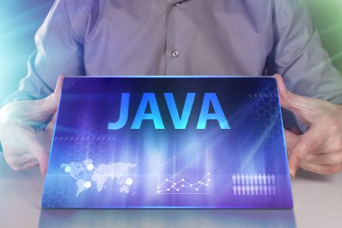 İş, teknoloji, Internet ve ağ kavramı. Geleceğin sanal bir ekranda çalışan genç bir girişimci ve yazıt görür: Java
