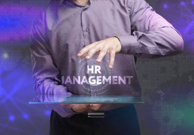 İş, teknoloji, Internet ve ağ kavramı. Geleceğin sanal bir ekranda çalışan genç bir girişimci ve yazıt görür: İK yönetimi