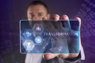 İş, teknoloji, Internet ve ağ kavramı. Geleceğin sanal bir ekranda çalışan genç bir girişimci ve yazıt görür: dönüştürme