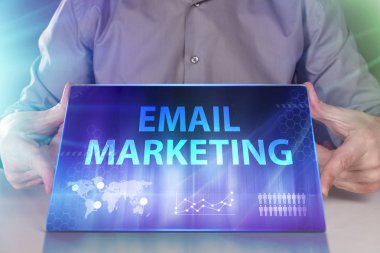 İş, teknoloji, Internet ve ağ kavramı. Geleceğin sanal bir ekranda çalışan genç bir girişimci ve yazıt görür: e-posta pazarlama