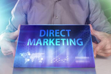 İş, teknoloji, Internet ve ağ kavramı. Geleceğin sanal bir ekranda çalışan genç bir girişimci ve yazıt görür: doğrudan pazarlama