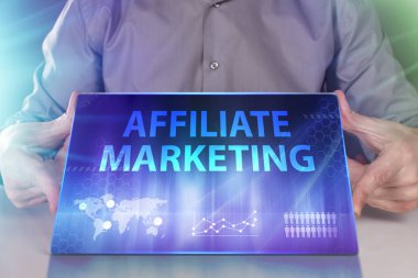 İş, teknoloji, Internet ve ağ kavramı. Geleceğin sanal bir ekranda çalışan genç bir girişimci ve yazıt görür: Affiliate Pazarlama