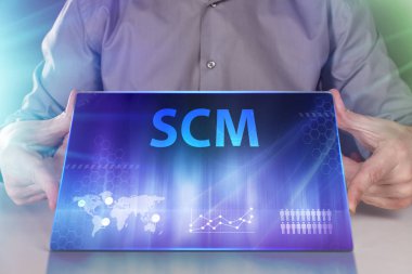 İş, teknoloji, Internet ve ağ kavramı. Geleceğin sanal bir ekranda çalışan genç bir girişimci ve yazıt görür: Scm
