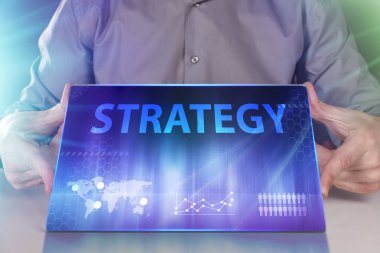 İş, teknoloji, Internet ve ağ kavramı. Geleceğin sanal bir ekranda çalışan genç bir girişimci ve yazıt görür: Strateji
