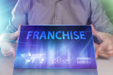İş, teknoloji, Internet ve ağ kavramı. Geleceğin sanal bir ekranda çalışan genç bir girişimci ve yazıt görür: Franchise