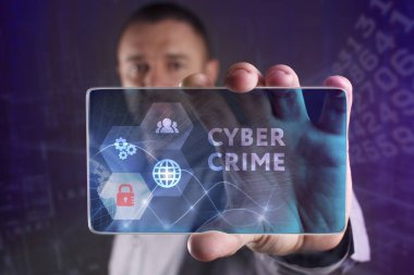 İş, teknoloji, Internet ve ağ kavramı. Geleceğin sanal bir ekranda çalışan genç bir girişimci ve yazıt görür: siber suç