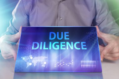 İş, teknoloji, Internet ve ağ kavramı. Geleceğin sanal bir ekranda çalışan genç bir girişimci ve yazıt görür: Due diligence