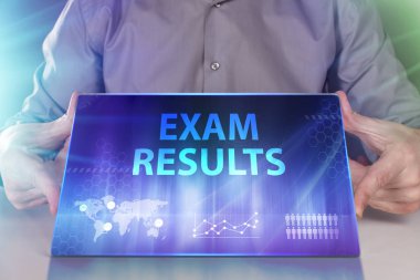 İş, teknoloji, Internet ve ağ kavramı. Geleceğin sanal bir ekranda çalışan genç bir girişimci ve yazıt görür: sınav sonuçları