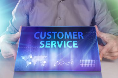 İş, teknoloji, Internet ve ağ kavramı. Geleceğin sanal bir ekranda çalışan genç bir girişimci ve yazıt görür: Müşteri Hizmetleri
